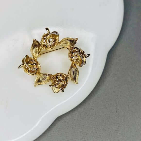 Vintage Signed SARAH COVENTRY Gold T Flower Holiday Wreath Brooch Pendant 4523 - Picture 4 of 7